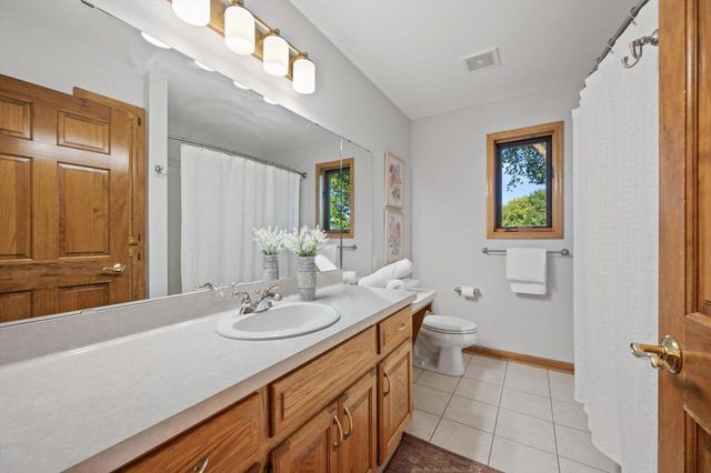 13510 W Edgewood COURT, New Berlin, WI 53151
