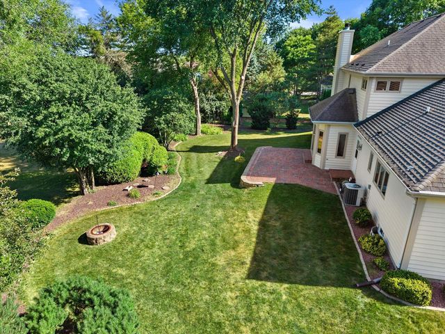 13510 W Edgewood COURT, New Berlin, WI 53151