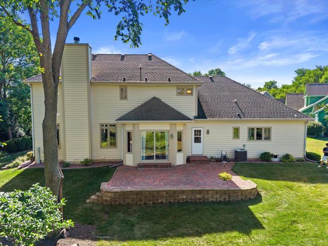 13510 W Edgewood COURT, New Berlin, WI 53151