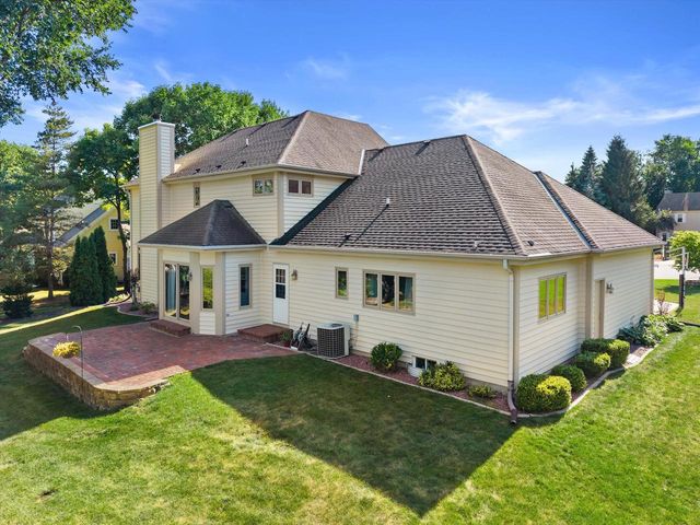 13510 W Edgewood COURT, New Berlin, WI 53151