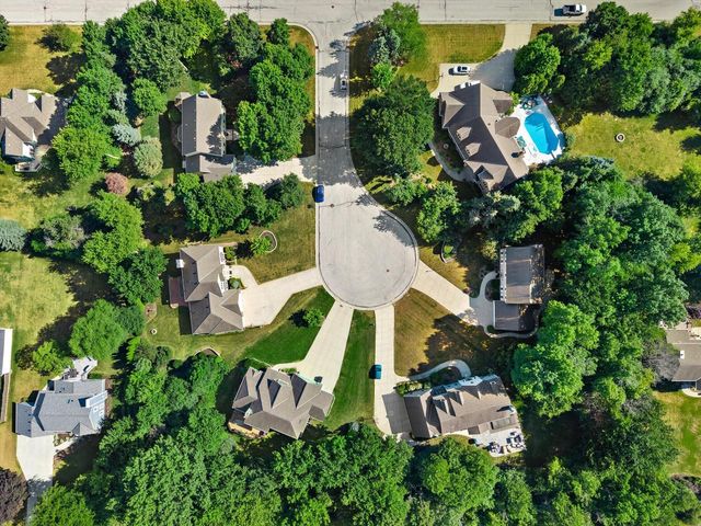 13510 W Edgewood COURT, New Berlin, WI 53151