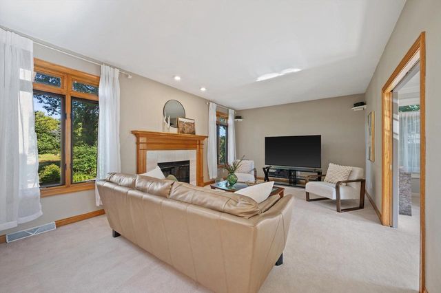 13510 W Edgewood COURT, New Berlin, WI 53151