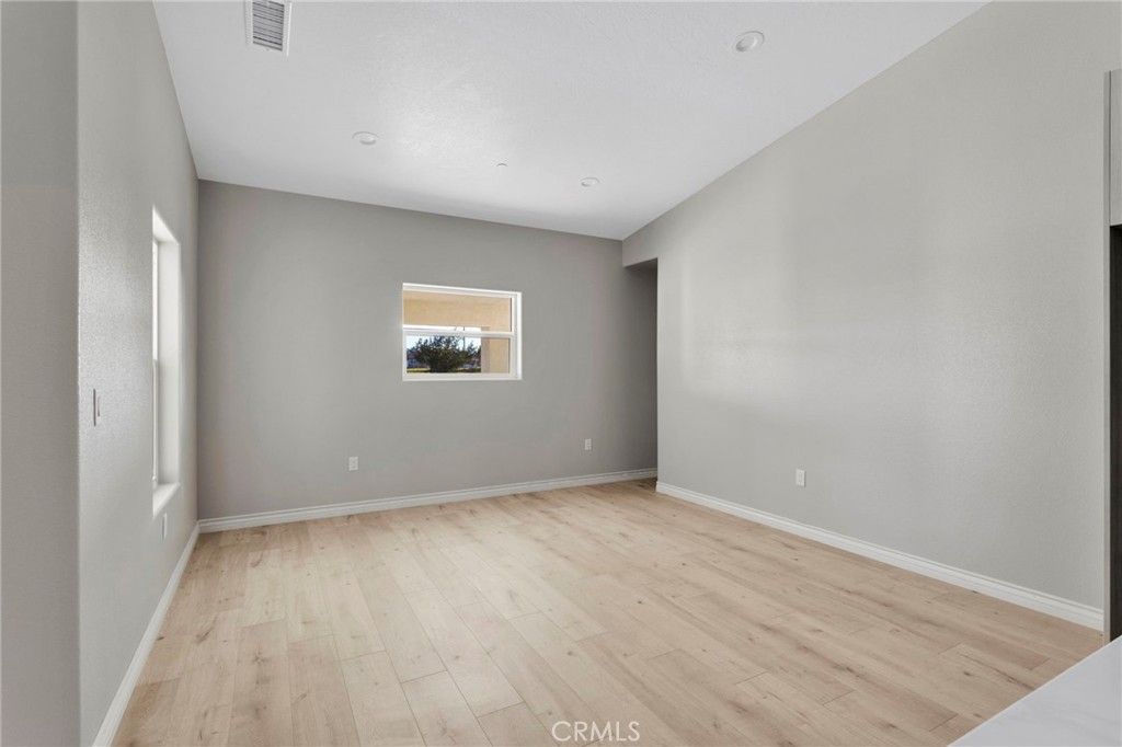 Image 15 of property listing at 15179 Olive St, Hesperia, CA 92345