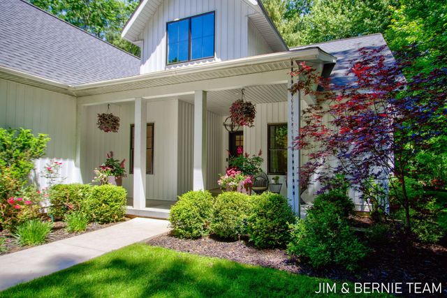 6225 Lighthouse Court, Saugatuck, MI 49453