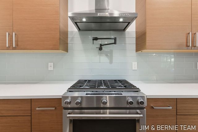 6225 Lighthouse Court, Saugatuck, MI 49453