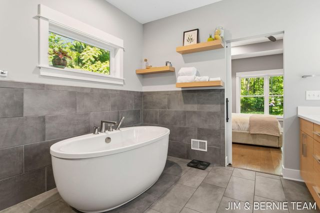 6225 Lighthouse Court, Saugatuck, MI 49453