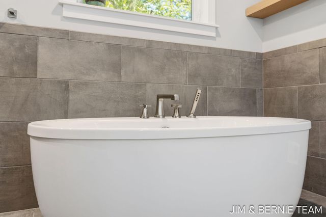 6225 Lighthouse Court, Saugatuck, MI 49453