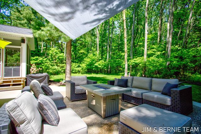 6225 Lighthouse Court, Saugatuck, MI 49453