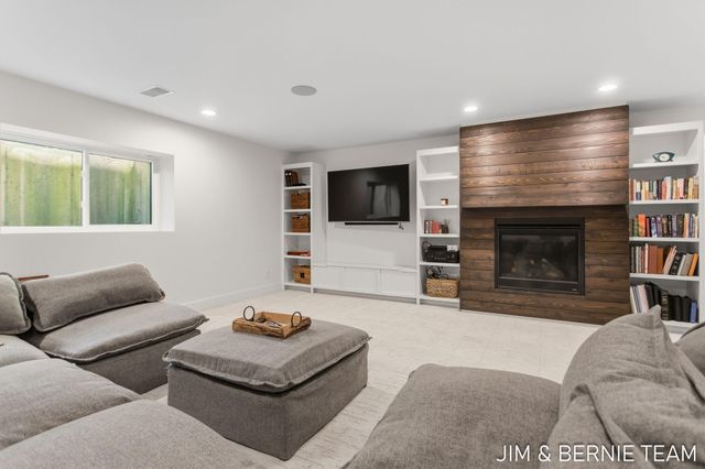6225 Lighthouse Court, Saugatuck, MI 49453