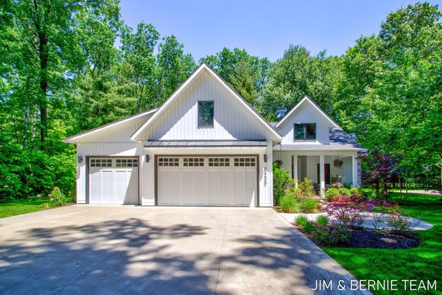 6225 Lighthouse Court, Saugatuck, MI 49453