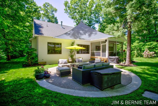 6225 Lighthouse Court, Saugatuck, MI 49453