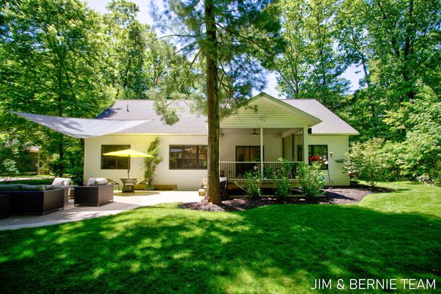 6225 Lighthouse Court, Saugatuck, MI 49453