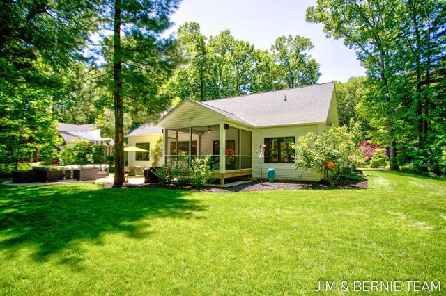 6225 Lighthouse Court, Saugatuck, MI 49453