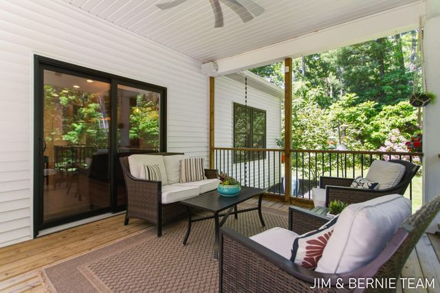 6225 Lighthouse Court, Saugatuck, MI 49453