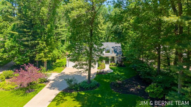 6225 Lighthouse Court, Saugatuck, MI 49453