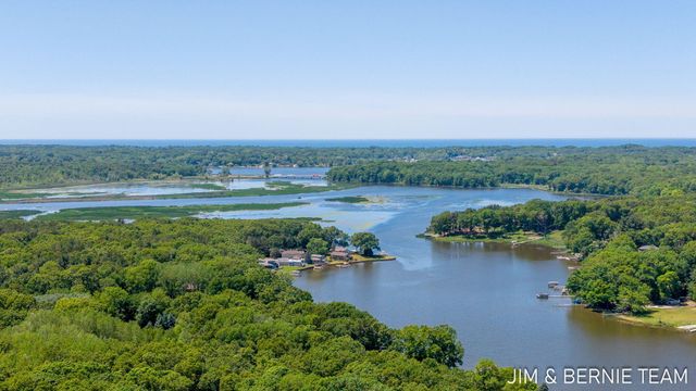 6225 Lighthouse Court, Saugatuck, MI 49453