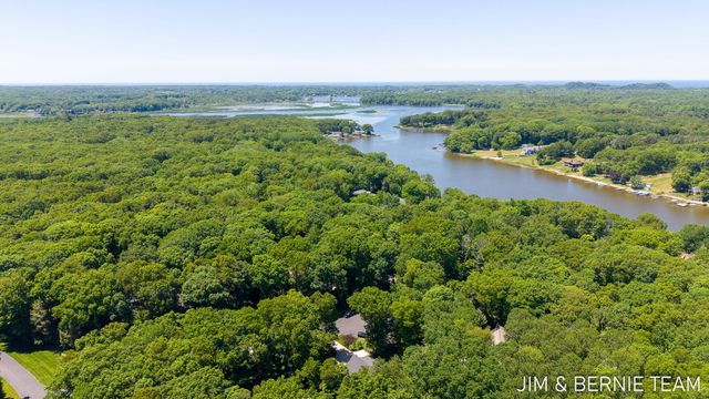 6225 Lighthouse Court, Saugatuck, MI 49453