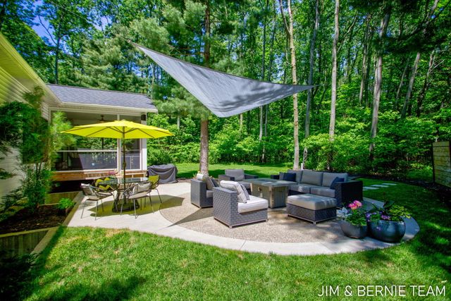 6225 Lighthouse Court, Saugatuck, MI 49453