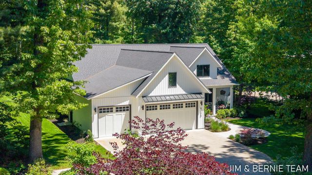 6225 Lighthouse Court, Saugatuck, MI 49453