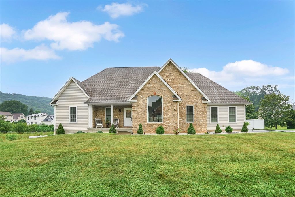 27 Coyote Cr, Agawam, MA 01030