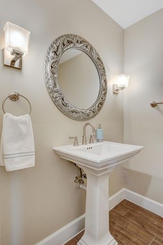 5869 Valley Forge Drive 102, Houston, TX 77057