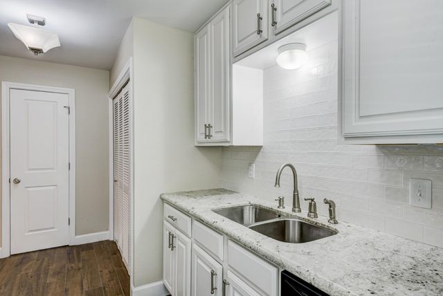 5869 Valley Forge Drive 102, Houston, TX 77057