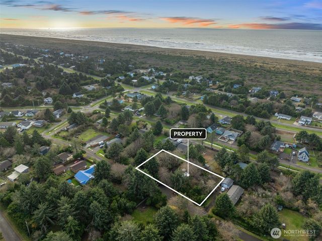337 Mast Ave NW, Ocean Shores, WA 98569