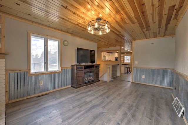 1120 12th Ave, Minot, ND 58701