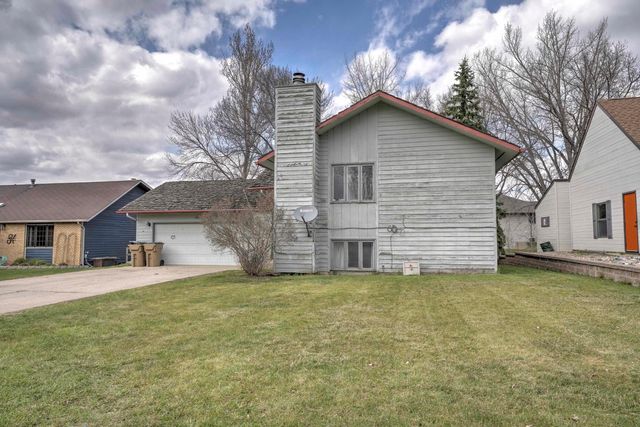 1120 12th Ave, Minot, ND 58701