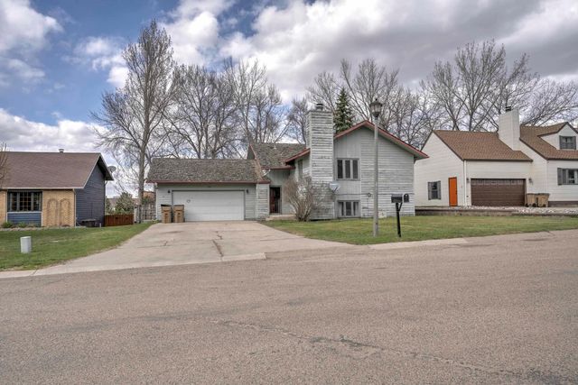 1120 12th Ave, Minot, ND 58701