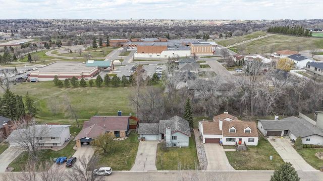 1120 12th Ave, Minot, ND 58701
