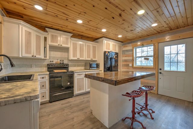1120 12th Ave, Minot, ND 58701