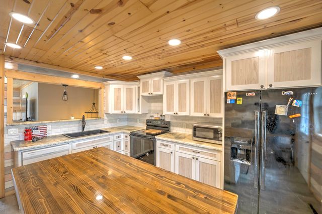 1120 12th Ave, Minot, ND 58701