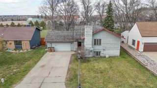 1120 12th Ave, Minot, ND 58701