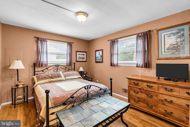 13 CLARK DR, Howell, NJ 07731