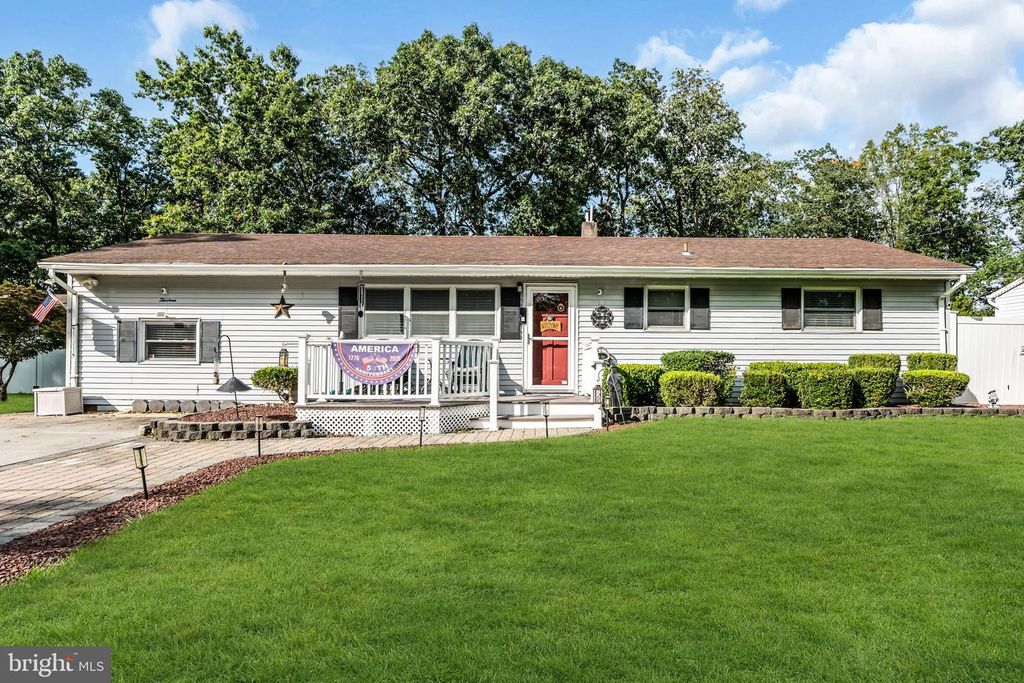 13 CLARK DR, Howell, NJ 07731