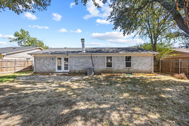 1237 N Knowles Drive, Saginaw, TX 76179