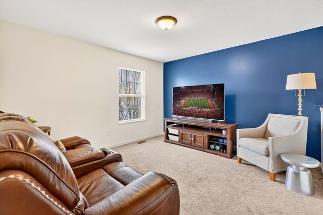 631 Rolling Acre Drive, Lithopolis, OH 43136