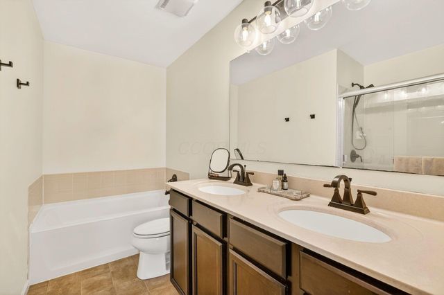 631 Rolling Acre Drive, Lithopolis, OH 43136