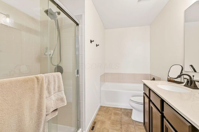 631 Rolling Acre Drive, Lithopolis, OH 43136