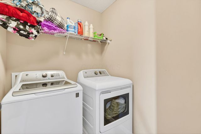 631 Rolling Acre Drive, Lithopolis, OH 43136