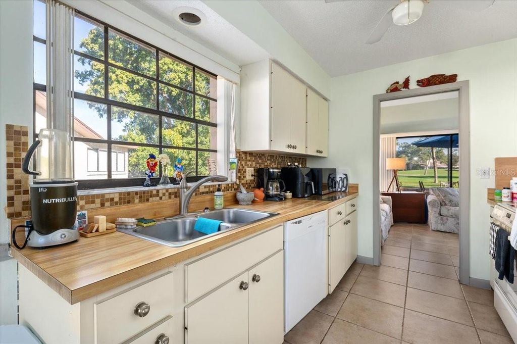 Image 11 of property listing at 5905 LA VISTA LANE, Bradenton, FL 34210