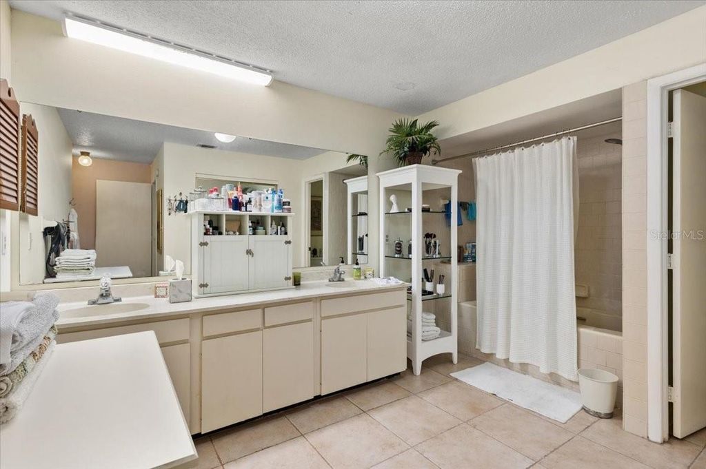 Image 17 of property listing at 5905 LA VISTA LANE, Bradenton, FL 34210