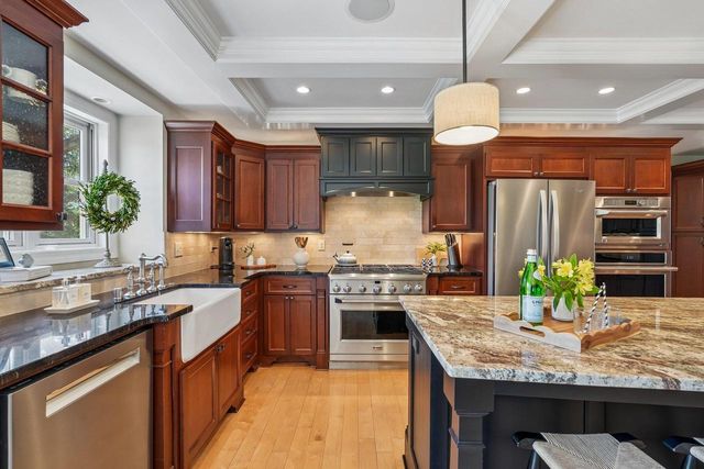 15155 Shamrock LANE, Brookfield, WI 53005