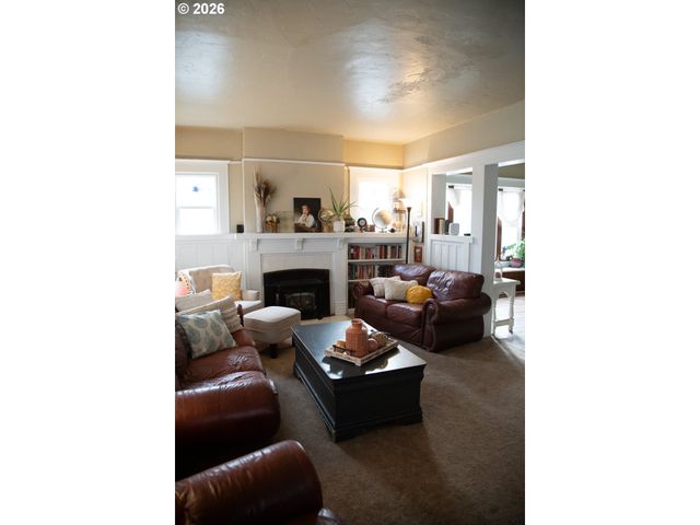 645 JUNIPER St, Junction City, OR 97448