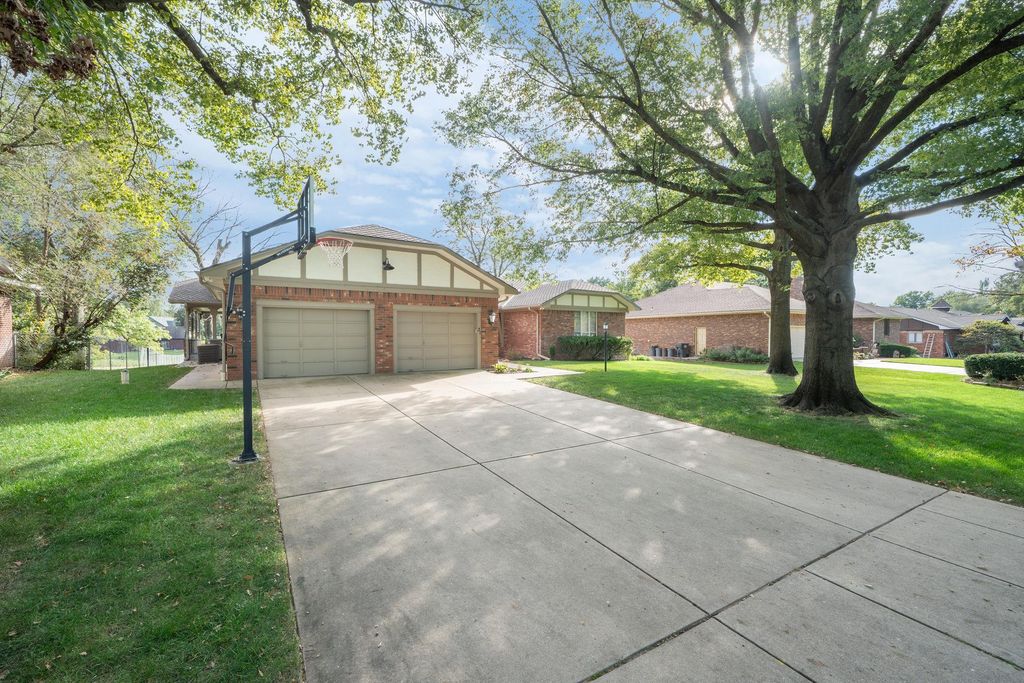 31 W Rolling Hills Ct, Wichita, KS 67212