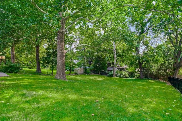 7733 Mission Road, Prairie Village, KS 66208