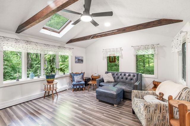 9 Colonial Rd, Sutton, MA 01590