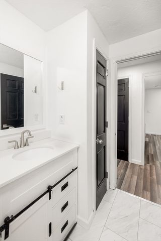 9 Colonial Rd, Sutton, MA 01590