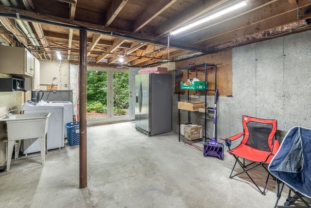 9 Colonial Rd, Sutton, MA 01590
